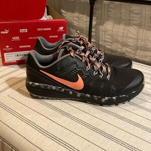Woman’s Nike Dual Fusion Sneakers